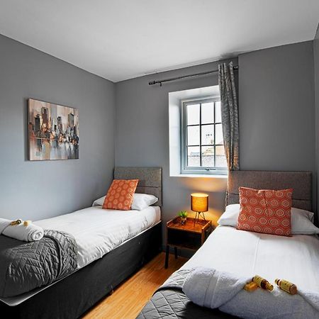 The Penthouse Gathering - Town Centre - Sleeps Up To 16 雷克瑟姆 外观 照片